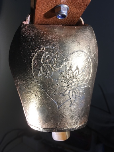 Gravure-Coeur-Edelweiss-Sonnaille-Cloche-Brebis-Chevre-Image-Photo